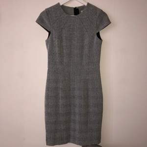 Grå klänning utan armar, i storlek 36 köpt från H&M. Helt ny