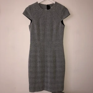 Grå klänning - Grå klänning utan armar, i storlek 36 köpt från H&M. Helt ny