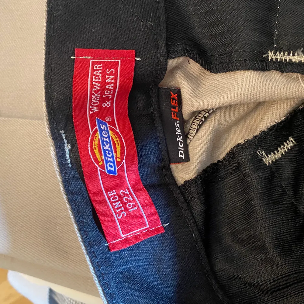 Säljer mina dickies byxor i nyskick🤍 passar s-m (andra bilden lånad, mer som en inspo) finns online runt 600kr🤍 Säljer en likadan byxa med annan färg båda för 600kr plus frakt.. Jeans & Byxor.