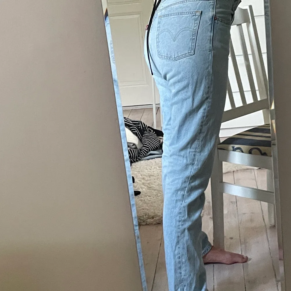 Skiiitsnygga Levis 501 jeans köpta på Åhléns, kommer aldrig till användning då de sitter lite tajt på mig, jag är en 38❤️. Jeans & Byxor.