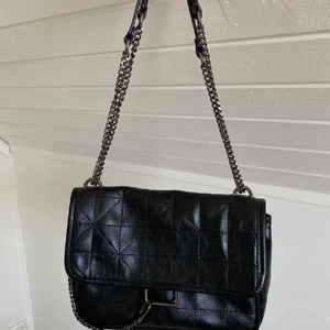 Zara väska  - Säljer denna ur snygga väska från zara. Väskan har ett väligt bra utrymme och går att använda på två sätt antingen ha den över ena axeln eller använda den som en axelremsväska! Har inte alls använt den mycket. ⚡️⚡️🤩🤩 buda privat 