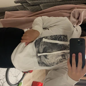 The cool elephant hoodie - Fick denna för cirka 1,5 år sedan och den används tyvärr ej längre den är lite nopprig men det är enkelt att få bort.