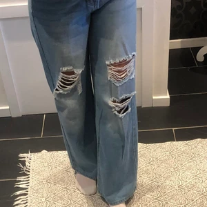 Jeans  - Ett par blåa jeans i xs. Pris 100 plus frakt kan sänka. Budgivning i kommentarerna. 