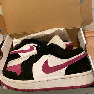 Säljer mina Air Jordan 1 Low Black/cactus flower- white. Dem är något Creasade och har slitits lite på sidorna. Dem är väldigt populära och slutsålda av vad jag såg sist.❤️ De kommer med original box, säljer för inte andvänt dem lika mycket på sistone.💕 startar budgivning eftersom många var intresserade💓 höj minst med 10kr, budgivningen slutar imorgon kl 20:10