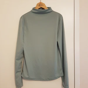 Cool tröja från Bikbok stl s - Riktigt cool turkos polotröja från Bikbok i stl s. Lite meshkänsla då den är gjord på polyester men den är inte genomskinlig. Skriv gärna om du har frågor!