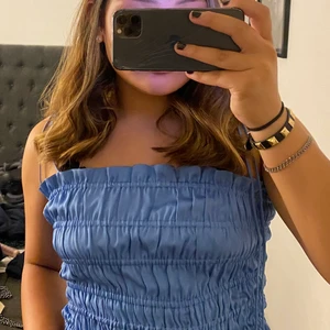 M - Säljer denna snygga blåa topp i storlek M passar klart en S.