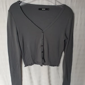 Blågrå Topp/cardigan - Topp/cardigan köpt från Bikbok. 🌃 Färgen syns inte lika bra på kameran, men skulle säga att den är blågrå, "dusty blue". Materialet är väldigt stretchigt så den skulle också kunna passa S. 💙