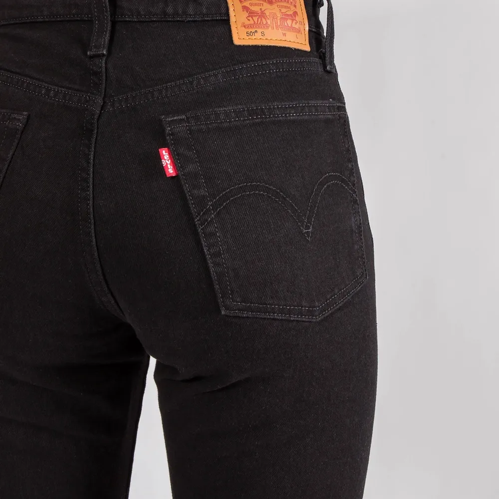 Jag vill köpa ett par svarta Levis 501 s (skinny) i storlek w27 L 32/33/34. Inte modellen med croppade ben alltså utan normal längd. ( w28 kan också funka) . Jeans & Byxor.