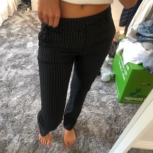 Snygga randiga kostymbyxor från Hope! - Ett par snygga kostymbyxor från Hope. Dom är svart/blåa med gråa? ränder (se bild). Sitter så bra och framhäver former på ett mycket fint sätt ;) Det är low/midrise och är perfekt långa på mig som är 170. Dom är i bra skick då dom ej är använda senaste året. Dom är från Hope så mycket bra kvalitet! Köptes för 800 men säljer för 300. Stk 34 men passar 36 oxå!