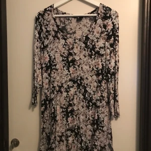 Gina Tricot storlek M - Superskön klänning i mjukt material. 