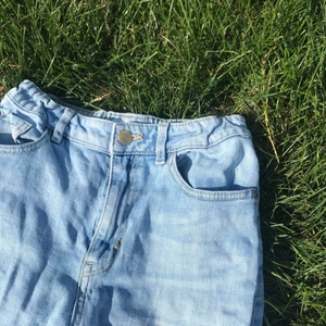 Super fina jeans till billigt pris!  - Säljer nu dessa sjukt snygga jeans från Lindex. Storlek 156. Sjukt snygga och de bekvämaste jeansen jag någonsin haft på mig. Schysterbar midja. Köpare betalar frakten. Jeansen är i bra skick. 