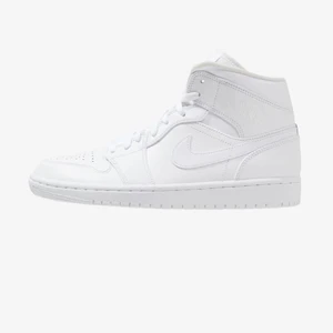 Vita jordans  - Fina vita jordans som är väl använda, därav säljer jag de billigt. Har inte tvättat de men det gör man enkelt i tvättmaskinen eller förhand. Extra skosnören får man till, nypris 1399. Startbud 300 🤍🤍🤎🤎🤎