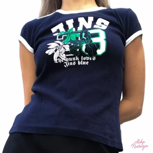 T-shirt från Jins - T-shirt från jins. Perfekt kvalitet. Passar en storlek XS-S, modell är en storlek XS. Följ oss på instagram och kommentera för att få fri frakt på första köpet 🍬