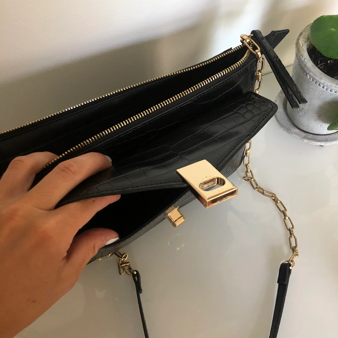 Svart axelväska med guldiga detaljer  - 91