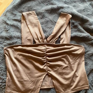 Brun topp - Brun topp från shein, aldrig använd då den inte satt bra på mig. Storlek L 