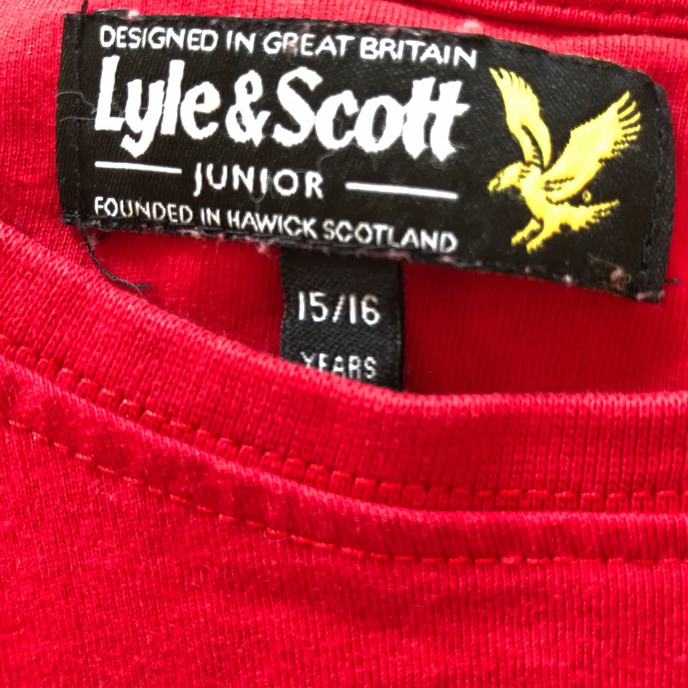 En fin Lyle Scott T-shirt i stark röd färg, ej vinröd! Inköpt i början av 2020, använd en del men fortfarande bra skick. Strl 15/16 = S i herrstrl. Nypris: 700kr. Pris: 100kr!. T-shirts.
