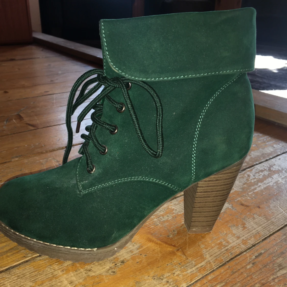 Klackar i grön mocka