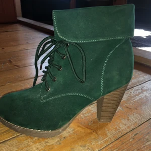 Klackar i grön mocka - Hej! Säljer mina fina klackskor i grön mocka, storlek 40. Fint skick! Jag kan mötas upp i Stockholm eller skicka dem. Köparen står för frakten.