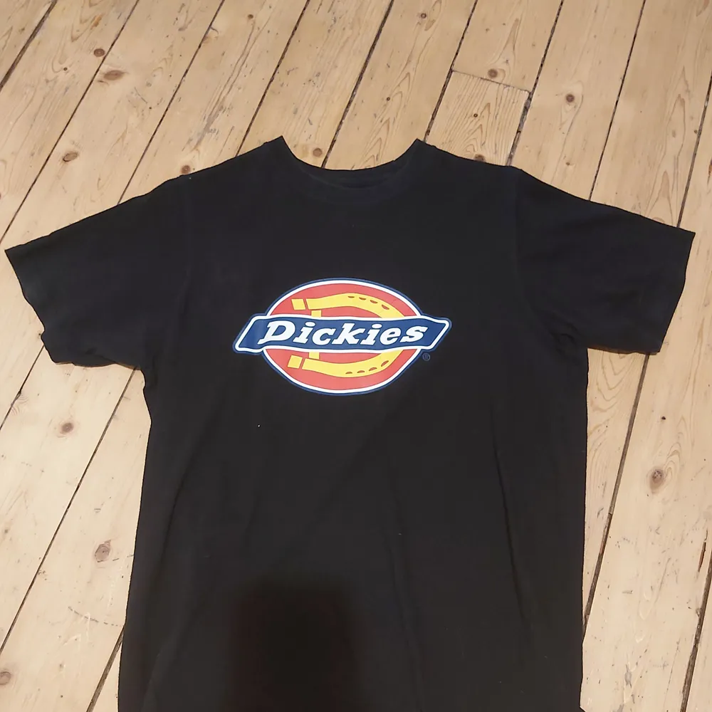 Snygg dickies t shirt från junkyard, sparsamt använd, säljer den eftersom att den inte kommer till användning💕💕. T-shirts.