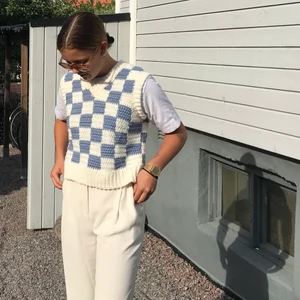 Virkad väst  - En helt felfri rutigt virkad väst💙💙 den är virkad i alpacka-ill vilket är ett superfint material och därav det lite högre priset, men det är den absolut 100% värd🫐🫐 den passar allt från xs-m beroende på hur man vill att den ska sitta men den är mjuk och stretchig. Jag på bilden är en S🌸             Tveka inte att skriva om du har fler frågor eller såå!!  Kika även gärna in på min sida där jag säljer mer egensydda och virkade kläder av återvunnet material🌳🌳 Finns även på instagram @lucu.studio 💗💗