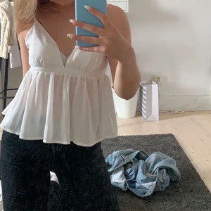 Kort topp med volang - !lånad bild!   Säljer denna super söta topp med volang fast i svart. Den är ifrån bikbok och står att den passar L men sitter fint på mig som är XS/S. Den går att justera med om man vill. Skriv privat för fler frågor eller bilder🌸