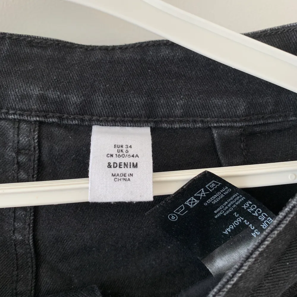 Svart jeanskjol från h&m, storlek 34. Är i bra skick och endast använd ett fåtal gånger. Kan mötas upp i Vellinge & malmö / köparen står för frakten. . Kjolar.