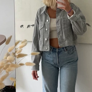 JACKA ZARA💜 - Najs oversized tygjacka från zara i rutigt mönster, passar allt från XS- L men strl på jackan är L. Jättebra skick. 🌈🌈