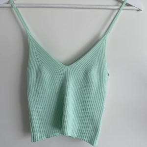 Söt topp från Beshka - Helt oanvänd topp/linne från märket Beshka. Har tyvärr aldrig fått användning för det då jag inte tyckte det satt så snyggt på mig. Strl XS men skulle säga att den passar S också