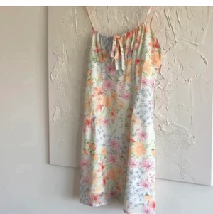 Söt kläning  - Jättegullig kläning som jag köpt här på plick, men tyvärr för stor för mig och säljer därför!☺️💞