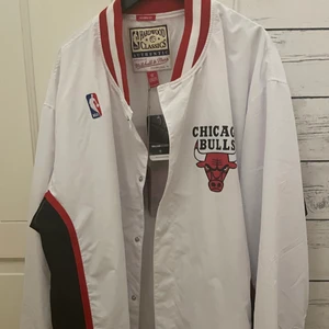 CHICAGO BULLS Warm up Jacket - Helt ny jacka ifrån chicago bulls med tags kvar. Aldrig använts och köpt ifrån USA. Storlek passar ej och därav kommer den till försäljning