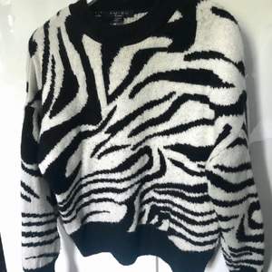 Stickad tröja i zebra mönster, fint skick och nästan aldrig använd