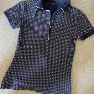 Tommy Hilfiger XS - Mycket fint t-shirt från Tommy Hilfiger i storlek xs