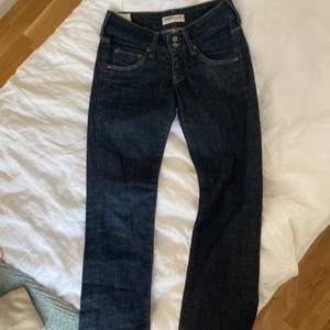 Snygga lee jeans med låg/medelhög midja, bra skick, midjemått: ca 74cm, innersöm: 80cm💖