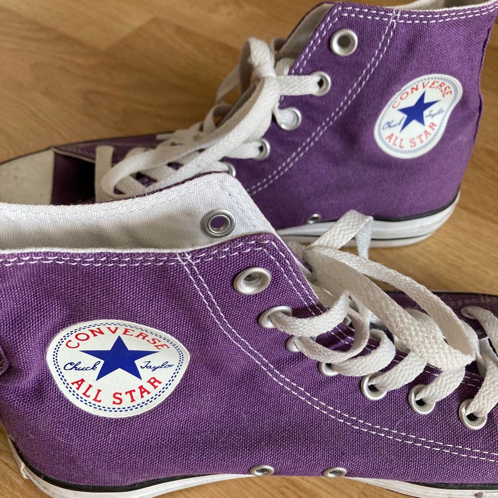 lila converse, endast använda ett fåtal gånger så de är i väldigt fint skick! frakt kostar 66kr extra och är spårbar <3. Skor.