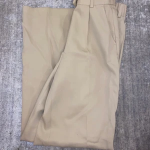 H&M Kostymbyxor  - Helt nya kostymbyxor från hm, superfina men passar inte mig. Är långa och stora i benen. Fickorna fram är riktiga men tyvärr inte dem där bak.