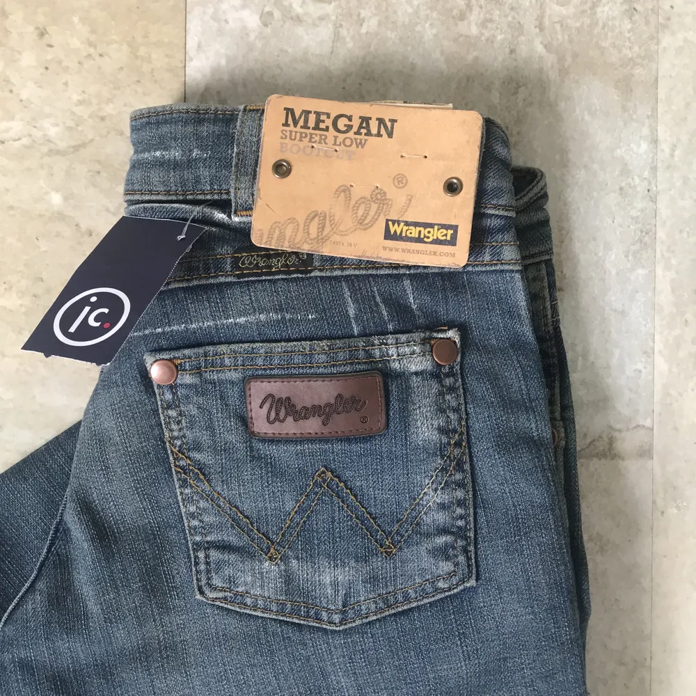 Ett par riktigt snygga jeans från märket Wrangler. Jeansen är super low wasit Bootcut. Säljer dessa på grund av att dom tyvärr inte passar mig. Cola detaljer med storleken W24-L32. Innebenslängden är 83 cm och midjemåttet är 74 cm. Hör av er för mer bilder och frågor. . Jeans & Byxor.