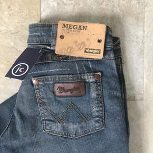 Ett par riktigt snygga jeans från märket Wrangler. Jeansen är super low wasit Bootcut. Säljer dessa på grund av att dom tyvärr inte passar mig. Cola detaljer med storleken W24-L32. Innebenslängden är 83 cm och midjemåttet är 74 cm. Hör av er för mer bilder och frågor. 