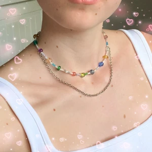 Halsband🧚‍♀️🧚‍♂️ - Halsband med olika pärlor i vackra färger🌈 Kedjan på ryggen är 12 cm. Säljer för 120kr + 12kr i frakt🧚‍♀️🌱