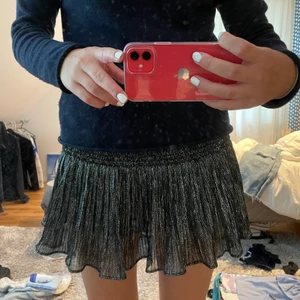 Glittrig Zara kjol!  - En slutsåld kjol från zara som kan användas både vardagligt samt på fester mm. 🤟🏾 