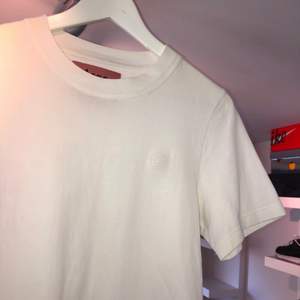 Tee shirt från acne studios. XS. Skick 9/10 använd tiotal gånger sparsamt, säljes pga för liten storlek, sitter lite större än XS.