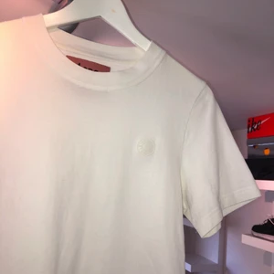 Acne Tee - Tee shirt från acne studios. XS. Skick 9/10 använd tiotal gånger sparsamt, säljes pga för liten storlek, sitter lite större än XS.
