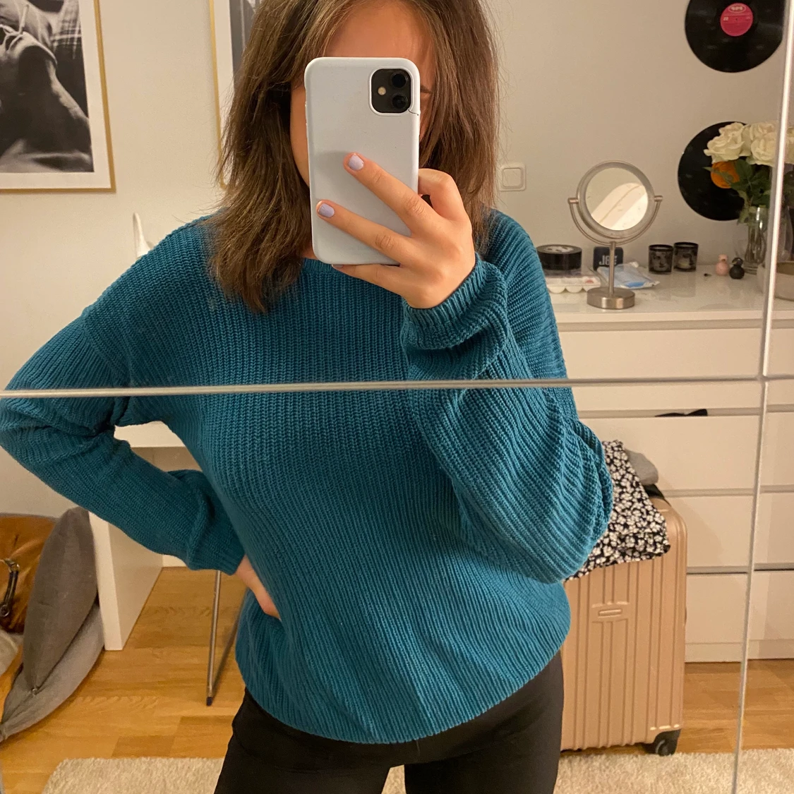 Grön/blå stickad tröja med djupurringning som man användas både fram och bak - 90