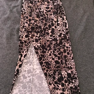 Fin lång kjol - Storlek S väldigt fin och visar former 