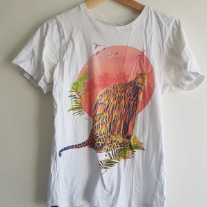 Cool t-shirt från dedicated - Cool t-shirt från Dedicated som tyvärr inte längre kommer till användning! Använd men fortfarande i rätt fint skick. 