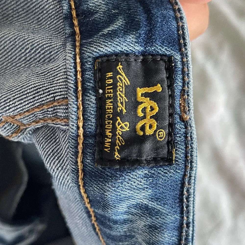 Säljer mina Lee skinny bootcut jeans då jag ej använder längre. Dom är sköna å stretchiga. Low rise. W28 och L33. Jag är 176 cm lång 😊 buda gärna 💛 gratis frakt 📦 . Jeans & Byxor.