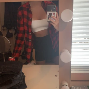 En rutig skjorta  - Säljer denna för den inte kommer till användning längre. För fler bilder eller frågor är det bara att fråga mig så kan jag fixa det❤️