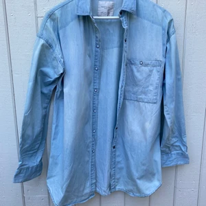 Jeansskjorta tunt material - Jeansskjorta i tunt material oversize-modell. 