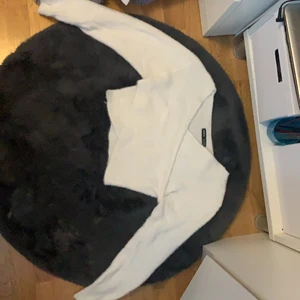 Vit omlot tröja från shein - Den här dösnygga🔥 vita, fluffiga tröjan som går omlot och även är en magtröja måste tyvärr säljas, då den är för liten över brösten på mig som har D kupa. Den är storkek S och lever upp till det.🌸 Den är lite genomskinlig och använd högst 3 gånger. Köparen står för frakt🥰💕