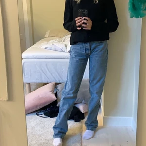 Jeans från zara  - Säljer dessa jätte snygga jeans från Zara pga de har blivit försmå. Köpta för längesen och finns inte att köpa längre. Väl använda men bra skick.. ✨💘  Buda från 200 eller köp direkt för 400 kr.