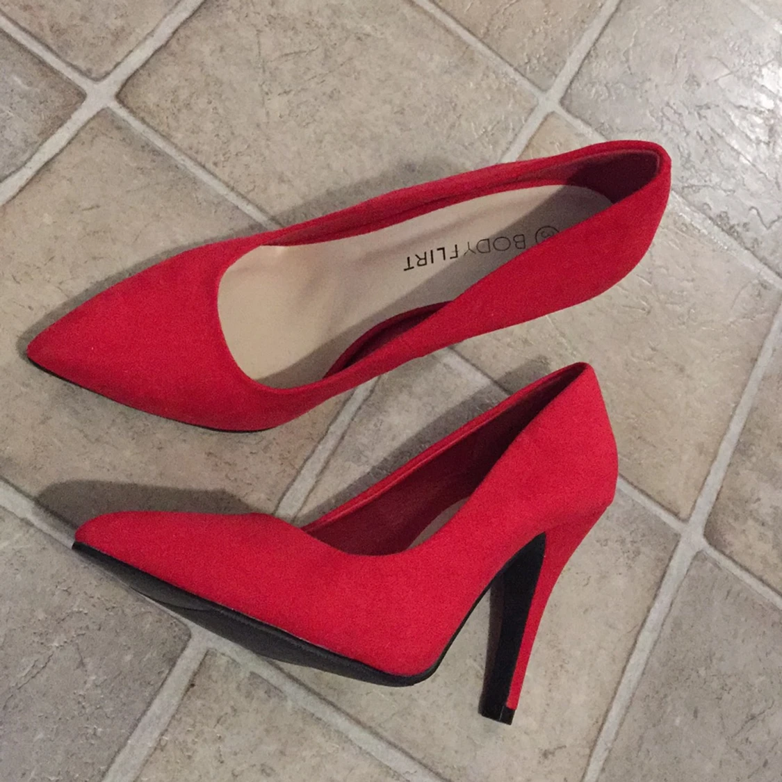 Röda klackskor i mocka